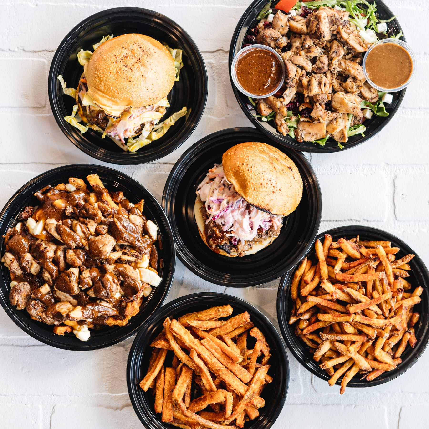 Festin partagé — sliders, poutines, frites